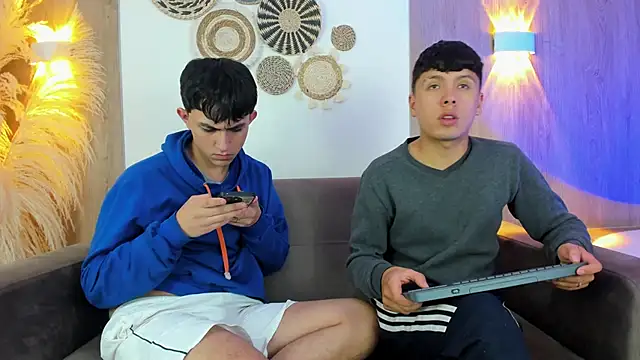 Snapshot of hoot_booys_ chatting on February 22, 3:51 am hoot booys online show from February 22, 3:51 am