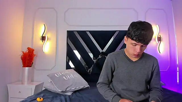 Snapshot of hoot_booys_ chatting on February 26, 8:19 pm hoot booys online show from February 26, 8:19 pm