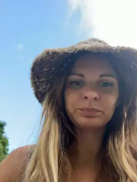 Snapshot of kinkysarahx chatting on July 13, 1:03 pm kinkysarahx online show from July 13, 1:03 pm