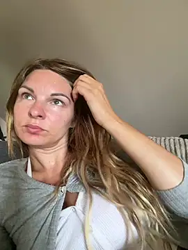 Snapshot of kinkysarahx chatting on July 14, 11:16 am kinkysarahx online show from July 14, 11:16 am
