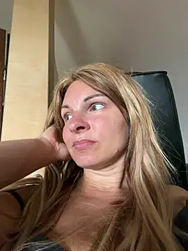 Snapshot of kinkysarahx chatting on August 3, 10:21 am kinkysarahx online show from August 3, 10:21 am