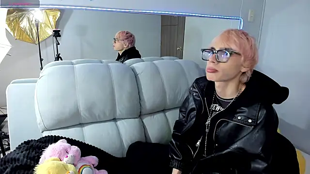 Strawberry Kitty  online show from October 28, 2:09 pm