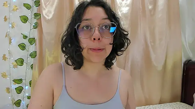 Milie yue online show from December 15, 1:59 pm