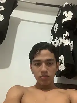 Snapshot of Alex_king17 chatting on April 5, 6:43 am Alex king17 online show from April 5, 6:43 am