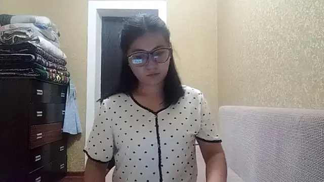 LinneaHyles online show from November 17, 1:17 pm