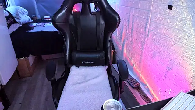 Snapshot of MartesBratty chatting on February 4, 10:26 pm MartesBratty online show from February 4, 10:26 pm