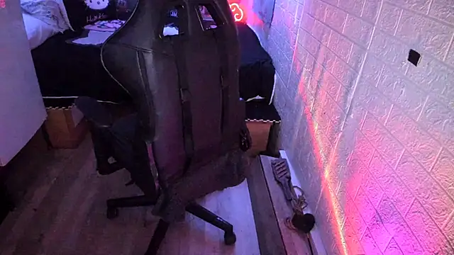 Snapshot of MartesBratty chatting on February 16, 9:55 pm MartesBratty online show from February 16, 9:55 pm