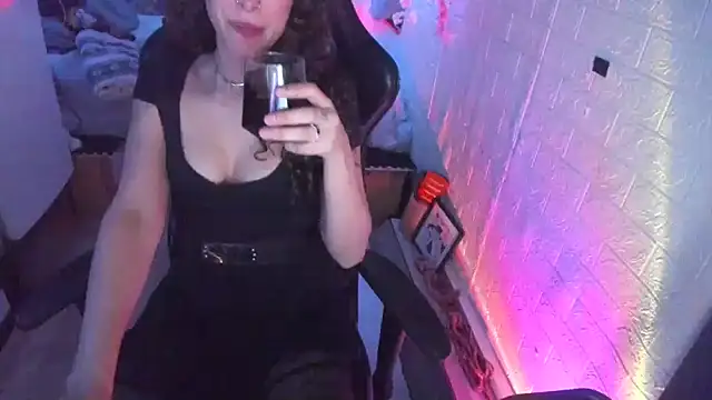 Snapshot of MartesBratty chatting on March 24, 10:37 pm MartesBratty online show from March 24, 10:37 pm