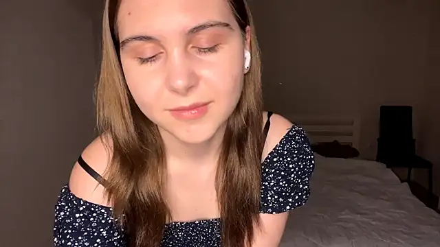 Snapshot of MyraLitterers chatting on December 21, 3:41 pm MyraLitterers online show from December 21, 3:41 pm