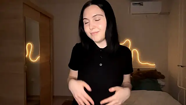 Snapshot of MyraLitterers chatting on February 13, 4:36 pm MyraLitterers online show from February 13, 4:36 pm