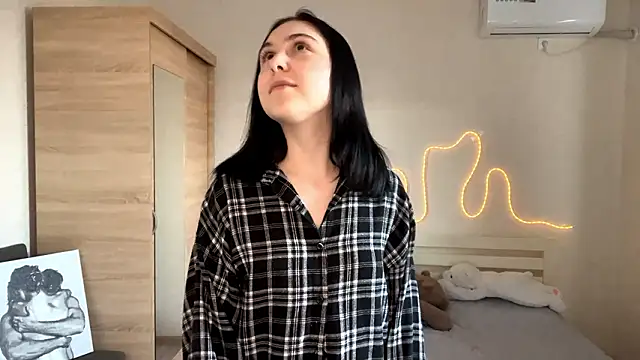 Snapshot of MyraLitterers chatting on March 2, 1:18 pm MyraLitterers online show from March 2, 1:18 pm