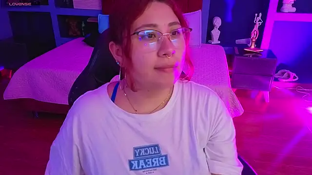 littlee red online show from February 21, 8:43 pm