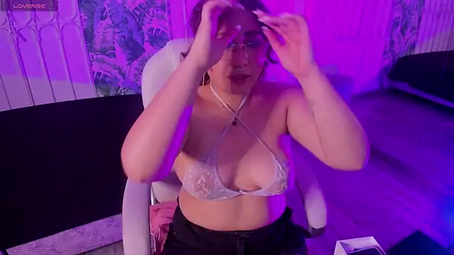 littlee red online show from April 13, 8:03 pm