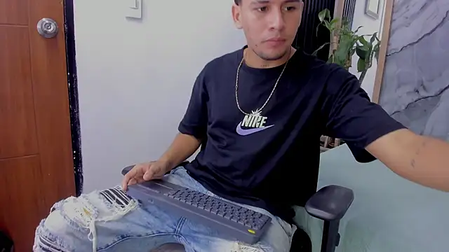 Alan-Smith1 online show from November 15, 7:43 pm