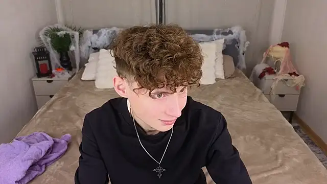 Snapshot of crisp1n chatting on October 30, 3:02 pm crisp1n online show from October 30, 3:02 pm