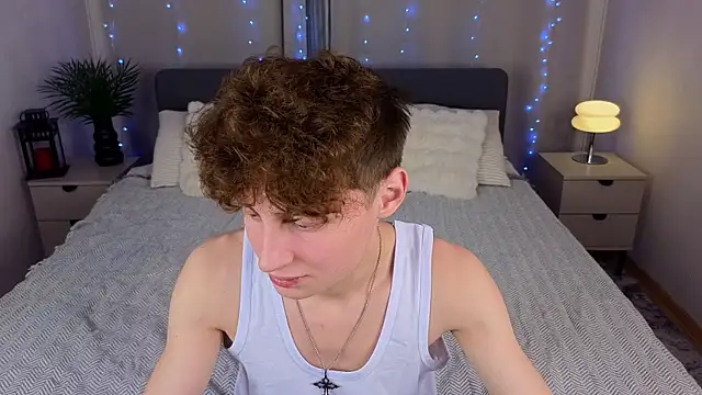 Snapshot of crisp1n chatting on November 15, 9:32 pm crisp1n online show from November 15, 9:32 pm