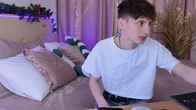 Snapshot of crisp1n chatting on December 15, 10:14 pm crisp1n online show from December 15, 10:14 pm