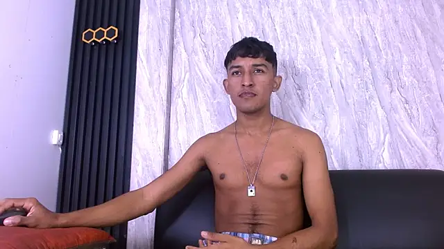 Snapshot of Natzuki_1 chatting on February 4, 11:42 pm Natzuki 1 online show from February 4, 11:42 pm