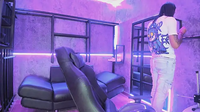 Snapshot of ArohomLester chatting on January 8, 11:23 am ArohomLester online show from January 8, 11:23 am