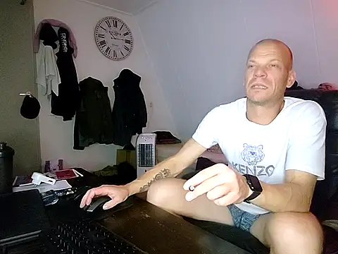 Snapshot of Kinky_Play1 chatting on October 19, 8:09 pm Kinky Play1 online show from October 19, 8:09 pm