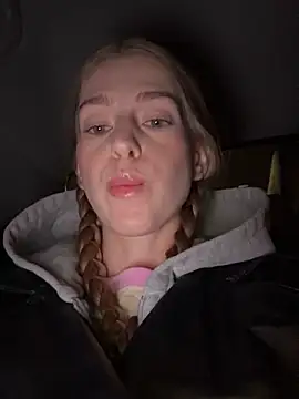 Snapshot of kira_mia chatting on November 24, 3:12 pm kira mia online show from November 24, 3:12 pm