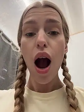 Snapshot of kira_mia chatting on November 29, 4:10 pm kira mia online show from November 29, 4:10 pm