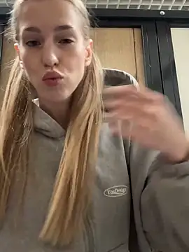 Snapshot of kira_mia chatting on December 5, 3:41 pm kira mia online show from December 5, 3:41 pm