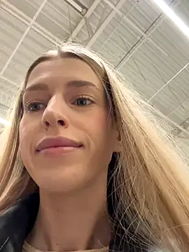 Snapshot of kira_mia chatting on December 17, 3:29 pm kira mia online show from December 17, 3:29 pm