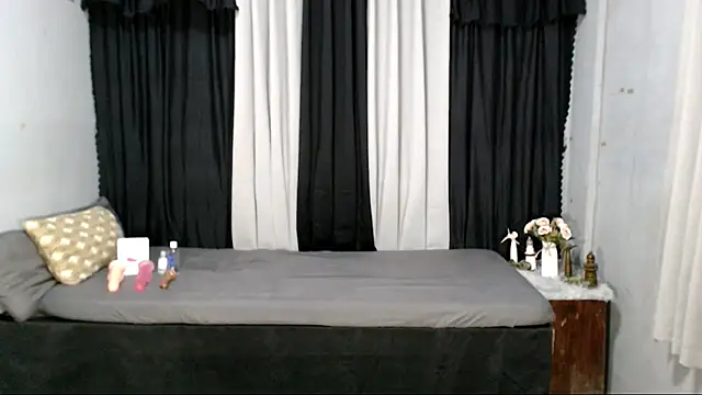 Snapshot of yourhottestzoey chatting on October 25, 3:07 pm yourhottestzoey online show from October 25, 3:07 pm