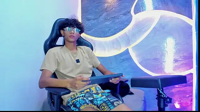 Snapshot of Sex_Boy_33_ chatting on October 25, 4:31 am Sex Boy 33 online show from October 25, 4:31 am