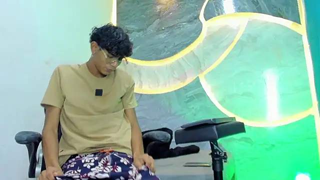 Snapshot of Sex_Boy_33_ chatting on October 27, 4:16 am Sex Boy 33 online show from October 27, 4:16 am