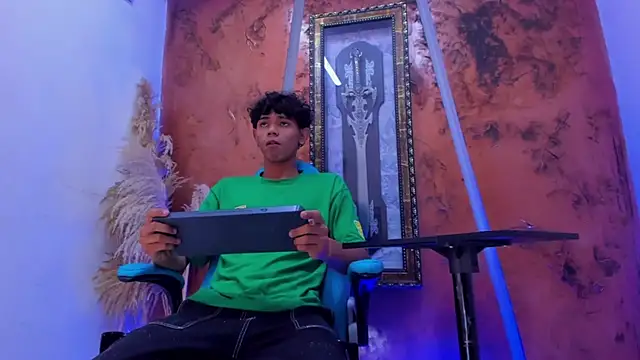 Snapshot of Sex_Boy_33_ chatting on October 30, 4:47 am Sex Boy 33 online show from October 30, 4:47 am