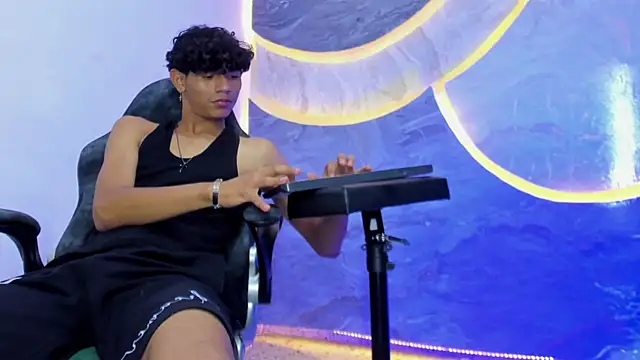 Snapshot of Sex_Boy_33_ chatting on November 7, 3:50 am Sex Boy 33 online show from November 7, 3:50 am