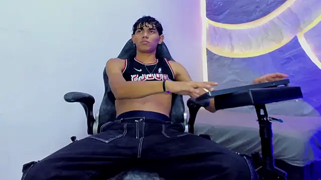 Snapshot of Sex_Boy_33_ chatting on November 9, 4:22 am Sex Boy 33 online show from November 9, 4:22 am