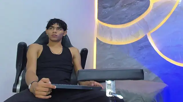 Snapshot of Sex_Boy_33_ chatting on November 10, 4:11 am Sex Boy 33 online show from November 10, 4:11 am