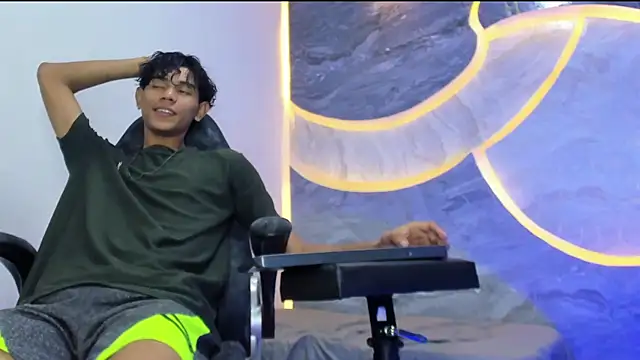 Snapshot of Sex_Boy_33_ chatting on November 18, 4:17 am Sex Boy 33 online show from November 18, 4:17 am