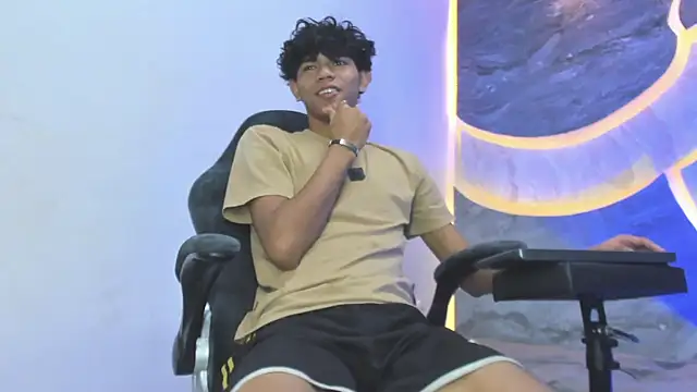 Snapshot of Sex_Boy_33_ chatting on November 21, 4:33 am Sex Boy 33 online show from November 21, 4:33 am