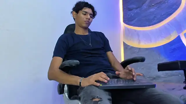 Snapshot of Sex_Boy_33_ chatting on November 22, 4:11 am Sex Boy 33 online show from November 22, 4:11 am