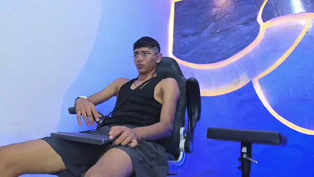 Snapshot of Sex_Boy_33_ chatting on November 23, 5:07 am Sex Boy 33 online show from November 23, 5:07 am