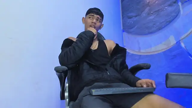 Snapshot of Sex_Boy_33_ chatting on November 24, 4:56 am Sex Boy 33 online show from November 24, 4:56 am