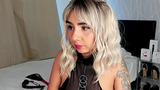 Emilyvalk  online show from December 14, 8:46 pm