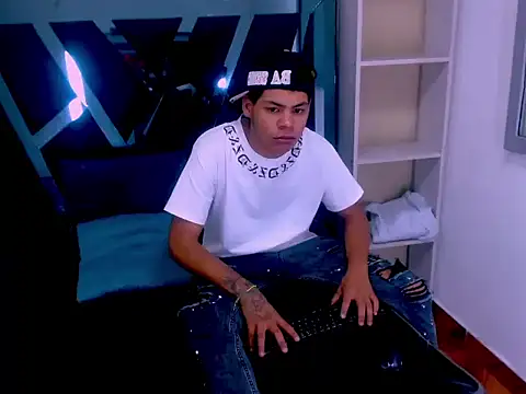 Snapshot of Yordi_Alpha chatting on November 7, 1:00 pm Yordi Alpha online show from November 7, 1:00 pm