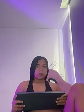 aly nicols online show from January 15, 8:45 pm