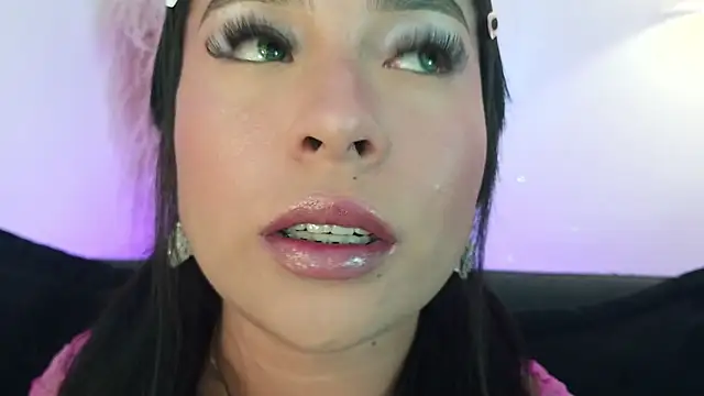 Snapshot of mia_roux1 chatting on May 15, 9:33 pm mia roux1 online show from May 15, 9:33 pm