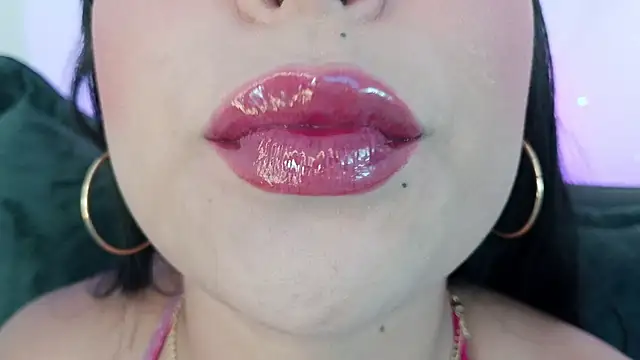 Snapshot of mia_roux1 chatting on May 17, 10:28 pm mia roux1 online show from May 17, 10:28 pm