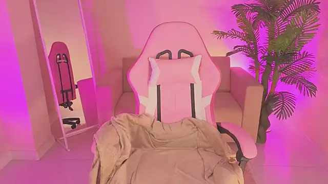 Snapshot of Linda_Sweetiest chatting on December 5, 12:52 am Linda Sweetiest online show from December 5, 12:52 am