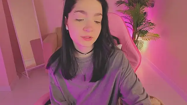 Snapshot of Linda_Sweetiest chatting on December 18, 12:49 am Linda Sweetiest online show from December 18, 12:49 am