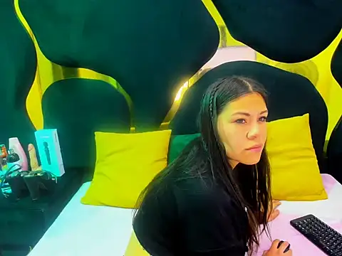 Gianna Johnson online show from December 4, 2:32 am