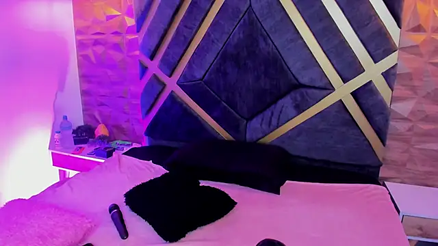 sydney miller  online show from April 17, 11:30 pm