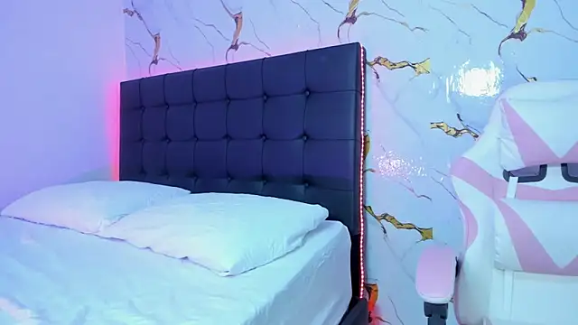 Scarlet DLuce online show from April 18, 9:02 am